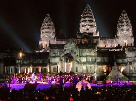 Carreras croons for charity at Angkor Wat